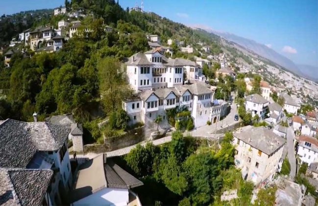Blogerët e huaj sugjerojnë Gjirokastrën në guidën turistike mes vendeve evropiane