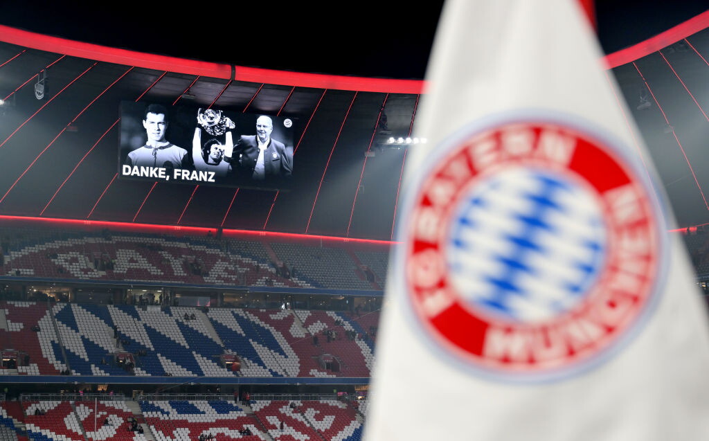 “Faleminderit Franz”, Bayern Munich homazhe për Beckenbauer, tifozët nderojnë legjendën (VIDEO)