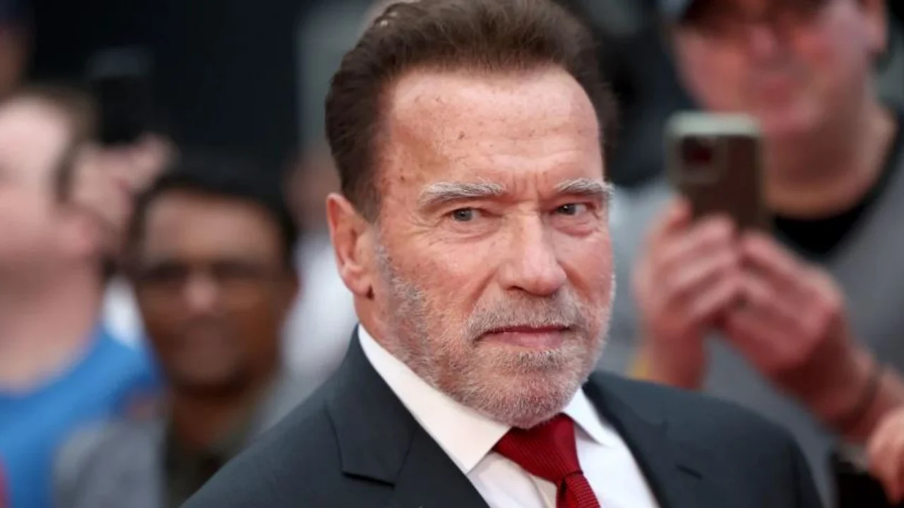 Ora e padeklaruar e Arnold Schwarzenegger në aeroportin e Mynihut, shitet për 294 mijë dollarë në ankandin për klimën