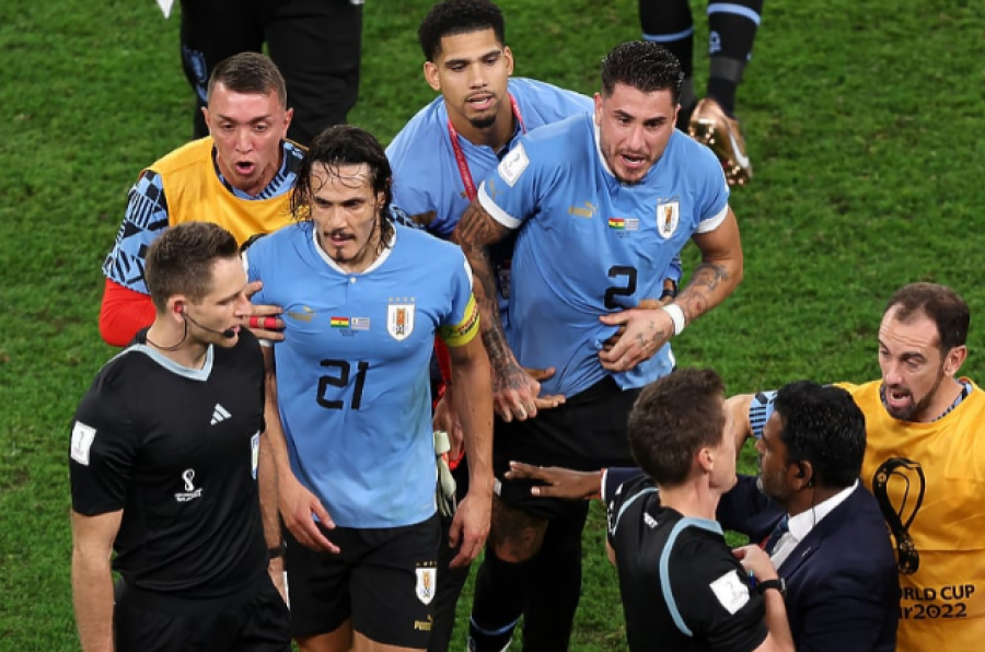 U përplasën me arbitrin në Kupën e Botës në Katar, FIFA gjobit Uruguain dhe pezullon katër futbollistë
