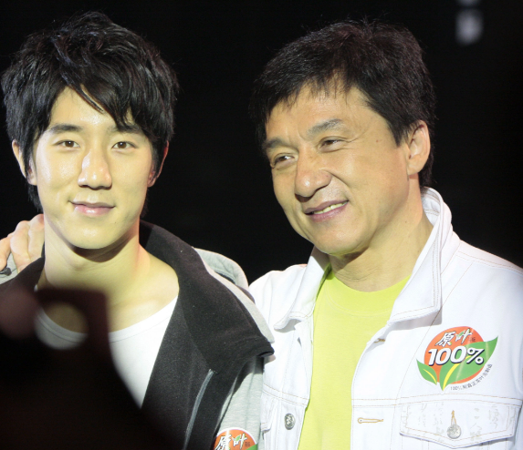 Jackie Chan në mesin e disa personazheve të njohur që refuzojnë t’i lënë pasuri fëmijëve të tyre