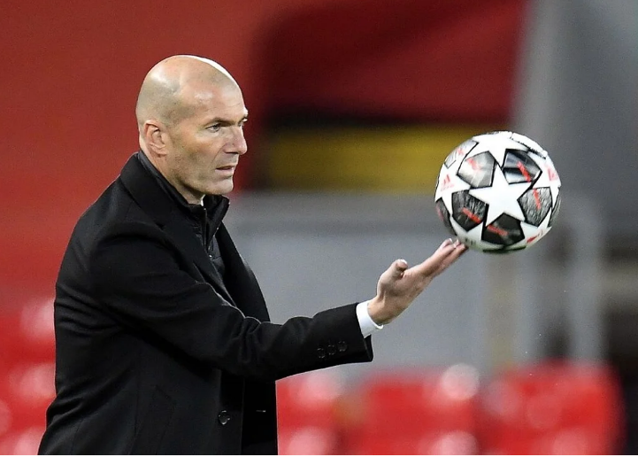 A ardhmja e Zinedine Zidane, katër alternativa në sfond