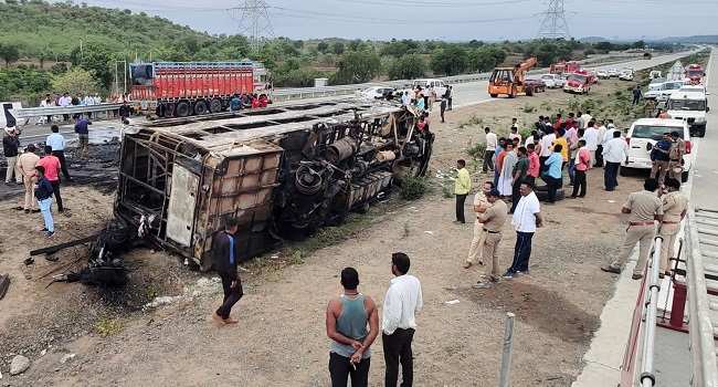 Indi/ Autobusi del nga rruga dhe merr flakë, humbin jetën 25 pasagjerë