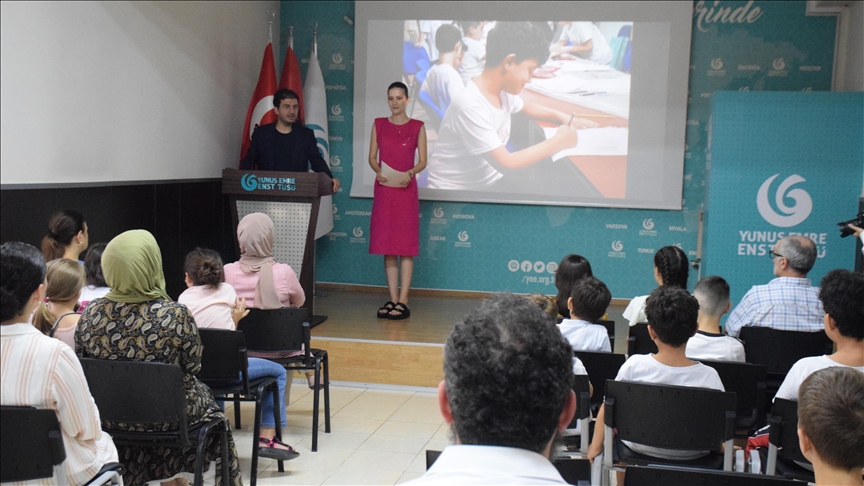 Shqipëri, ndahen certifikatat për pjesëmarrësit në Shkollën Verore të Turqishtes