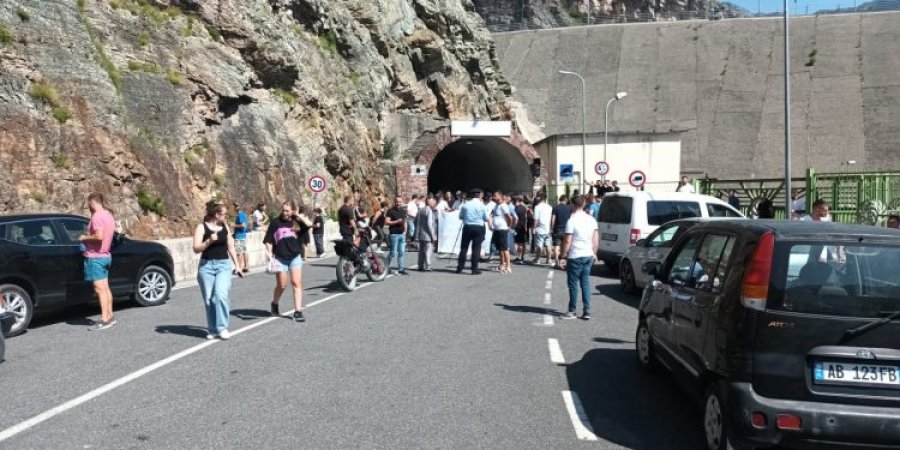 Tuneli i Komanit bllokohet nga protestuesit, policia u ka bllokuar mjetet lundruese