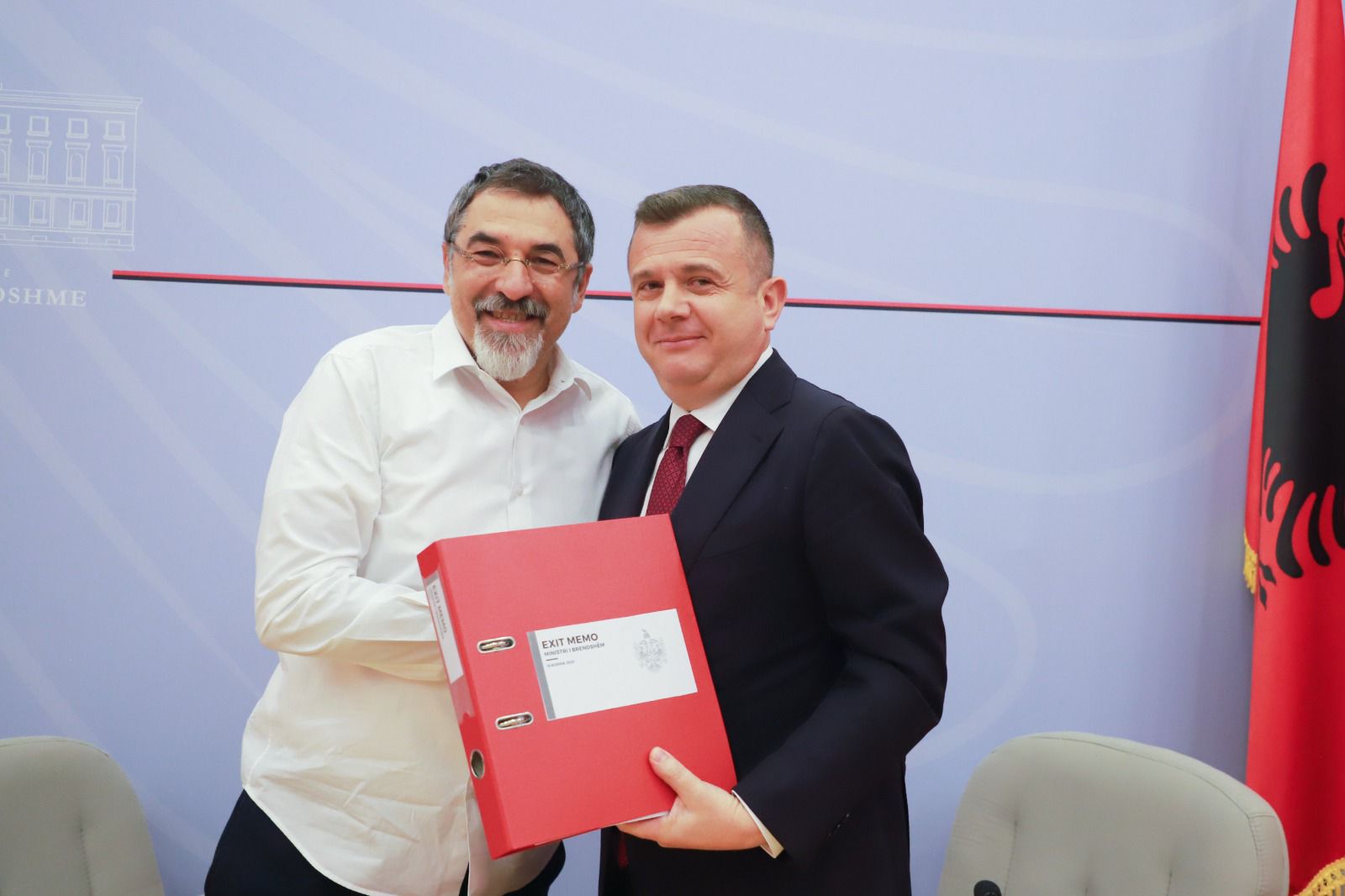  Çuçi i dorëzon dy dosje ministrit të Brendshëm, Balla: Javën e ardhshme prioritetet për detyrën e re