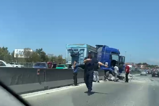 Aksident në Tiranë-Durrës, kamioni çan trafikndarësen dhe kthehet kryq në autostradë, trafik i rënduar