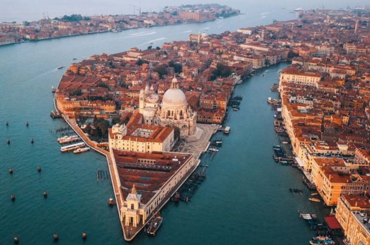 Venecia në kërkim të mjekëve, ofron paga nga 2500 në 5000 euro plus përfitime shtesë