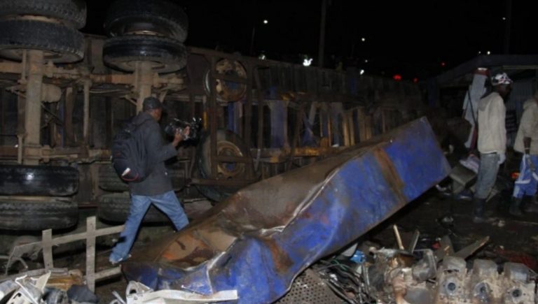 Aksident tragjik/ Kamioni humb kontrollin dhe merr para minibusët me pasagjerë, 48 të vdekur