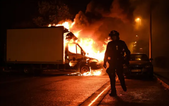 Tensionet në Francë/ Arrestohen rreth 1000 protestues, plagosen 80 policë