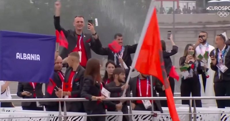 Ceremonia e pazakontë e hapjes së Lojërave Olimpike, momenti kur delegacioni shqiptar “parakalon” mbi varkë