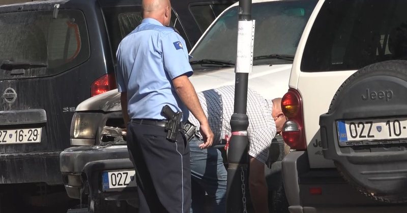 Digjen makinat e komunës në Zveçan. Për policinë ngjarja e qëllimshme, po përdoren të miturit