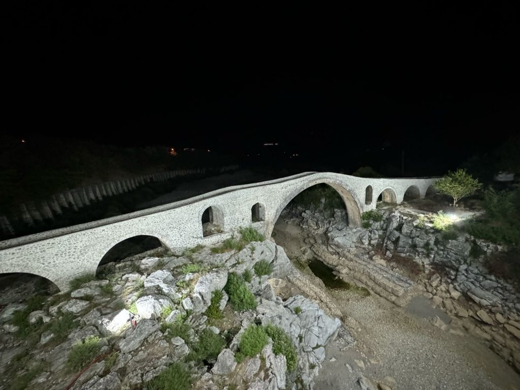 Beci: Përfundon restaurimi dhe ndriçimi i Urës së Mesit në Shkodër