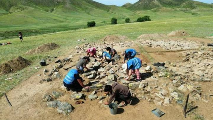 Arkeologët turq dhe mongolë gërmojnë varre në malin Shovh Uul