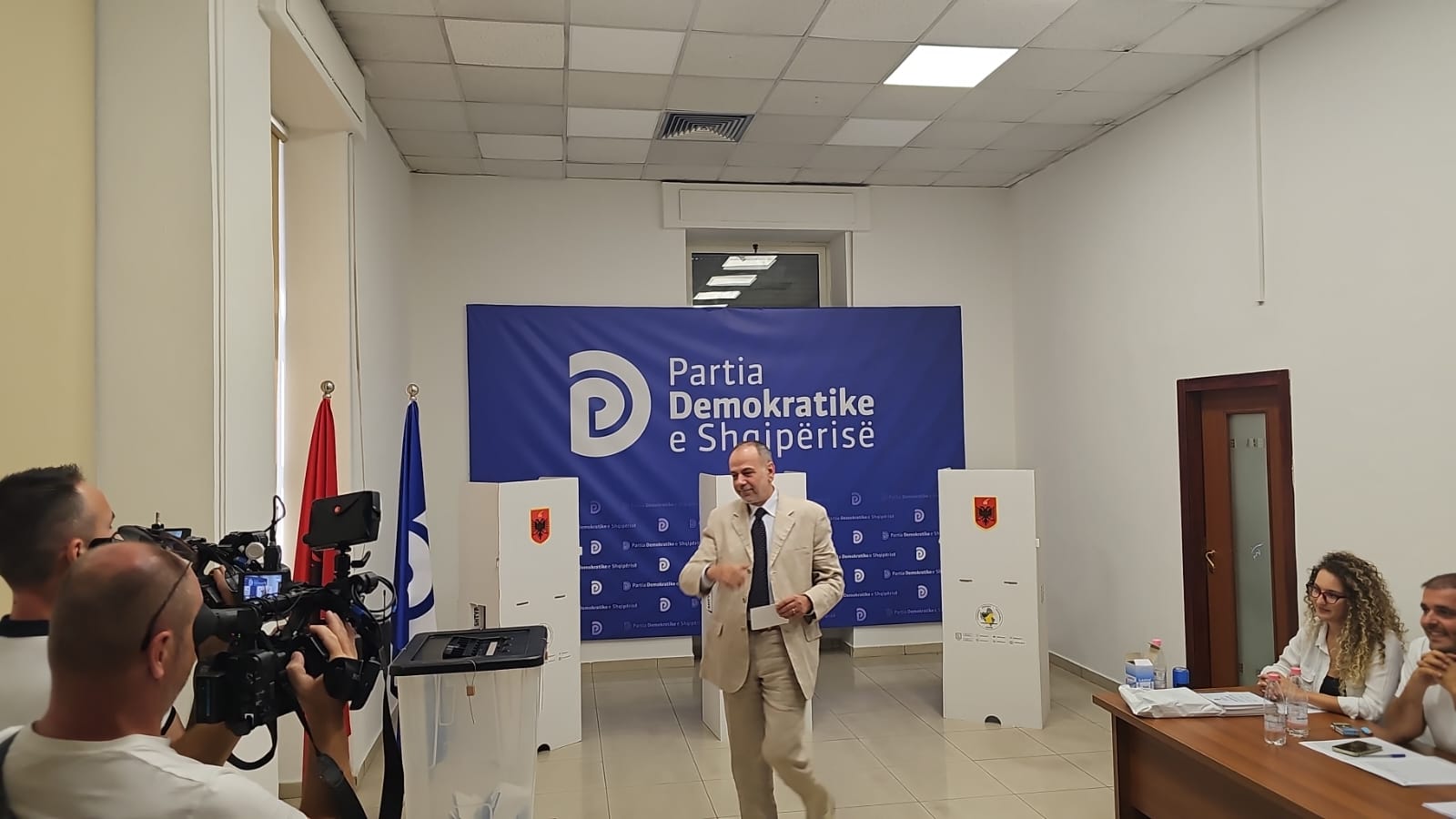 Garon përballë Bashës për kreun e ri të PD-së, Gjergj Hani thirrje demokratëve: Votoni! T’i kthejmë moralin partisë