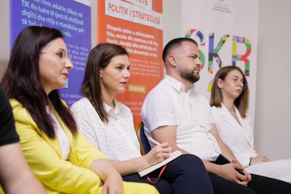 Rishikimi i ligjeve “Për Rininë” e “Vullnetarizmin”, Muzhaqi takime me të rinjtë në Lushnje e Kuçovë