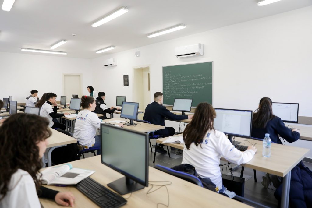 Shkolla “Asim Vokshi” me laboratorë për aftësimin e nxënësve në teknologji