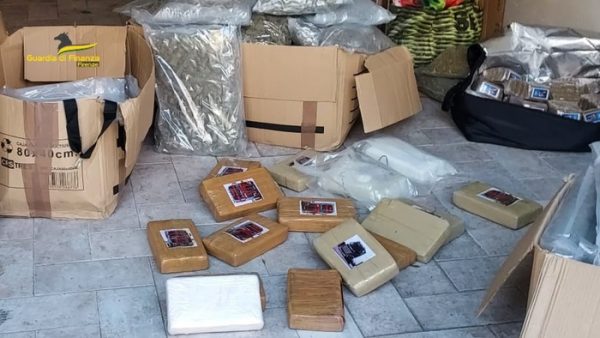 Droge në një garazh në Firence, pranga trafikantit me origjinë shqiptare