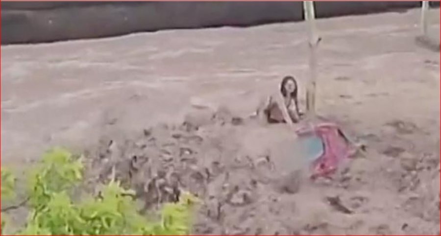 Përmbytjet në Spanjë, Gruaja hipën mbi makinë për të shpëtuar