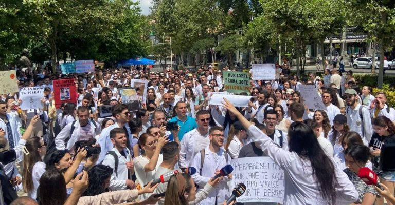 Reportazhi i REL: Studentët e mjekësisë në Shqipëri, kundër 'pengmarrjes së diplomës' nga shteti