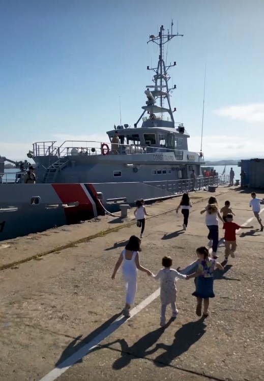 Një grup fëmijësh vizitojnë një nga anijet e Forcës Detare