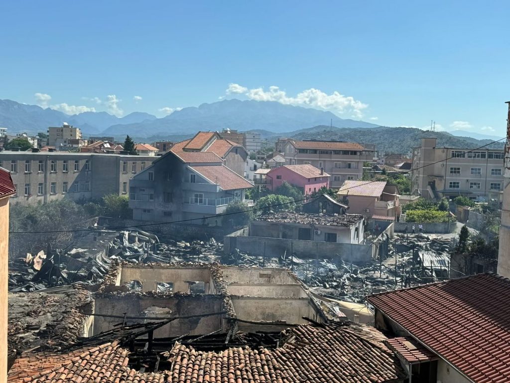 Zjarri në tregun e Shkodrës, Prefektja Angoni: Situata e qetë, po punohet për zbardhjen e shkaqeve dhe vlerësimin e dëmeve