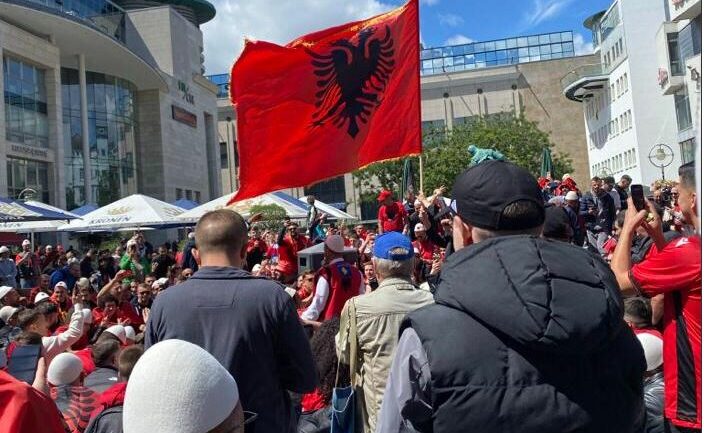 Tifozët shqiptarë pushtojnë Dortmundin, festa nis 8 orë para ndeshjes
