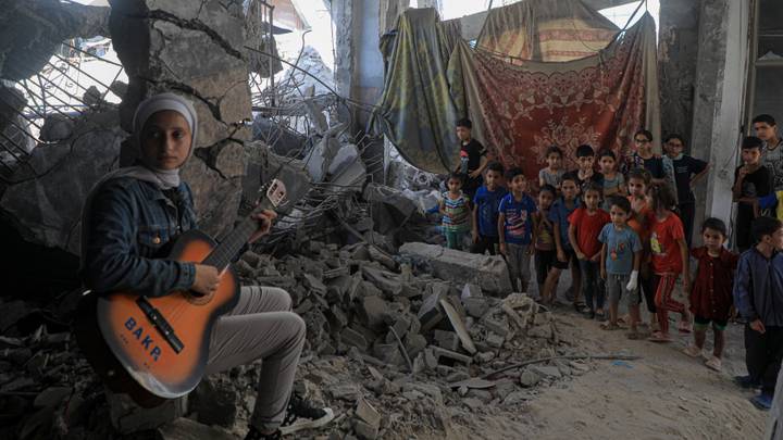 Studentja nga Gaza performon mes rrënojave të lëna nga sulmet izraelite