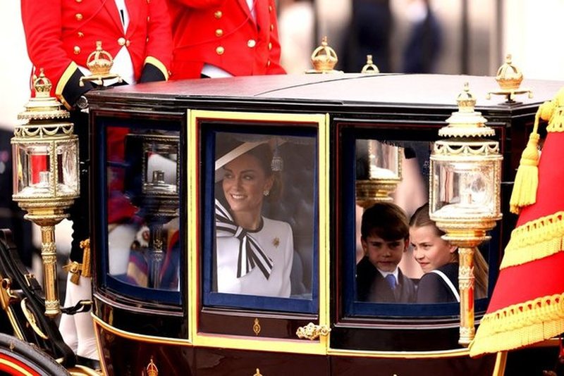 FOTOT: E veshur me të bardha, Kate Middleton rishfaqet në publik