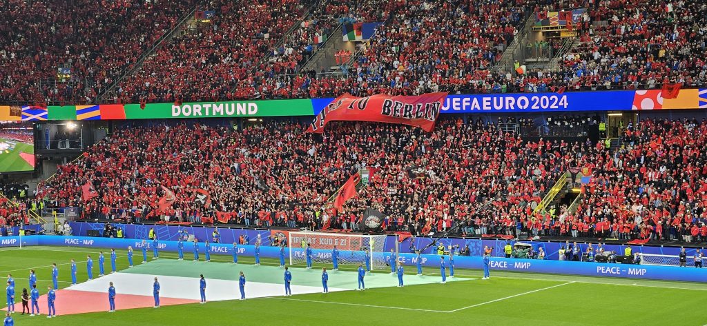 “Nga Parisi në Berlin”, tifozët kuqezi koreografi magjike në stadiumin e Dortmundit