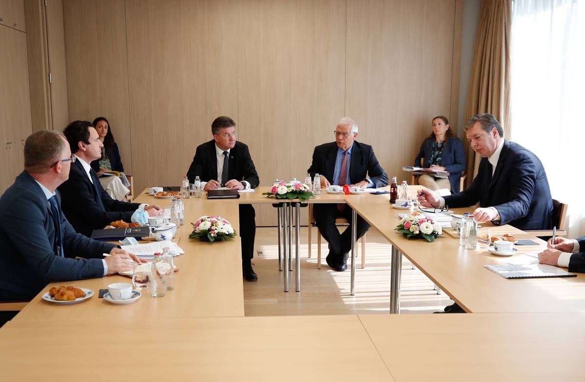 Ftesa e Borrell/ Pas Kurtit edhe Vuçiç i pavendosur për pjesëmarrjen në takimin në Bruksel