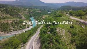 Të gjithë flamujt e ngritur në Luginën e Valbonës, pikëtakimi i të huajve me natyrën dhe shqiptarët e maleve