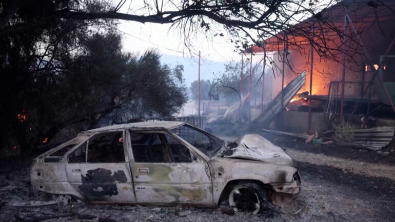 Zjarre masive në pyjet e Greqisë, një 55-vjeçar humb jetën, 120 zjarrfikës në luftë me flakët
