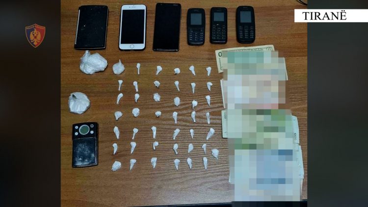 Shisnin kokainë në ish-Bllok, arrestohet 25-vjeçari, shpallen në kërkim dy persona