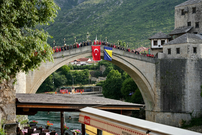 Banda e ushtrisë së Ministrisë së Mbrojtjes Kombëtare Turke dha një koncert në urën historike të Mostarit