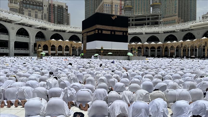 Qindra mijëra haxhinj falën namazin e xhumasë në Xhaminë e Shenjtë në Mekë