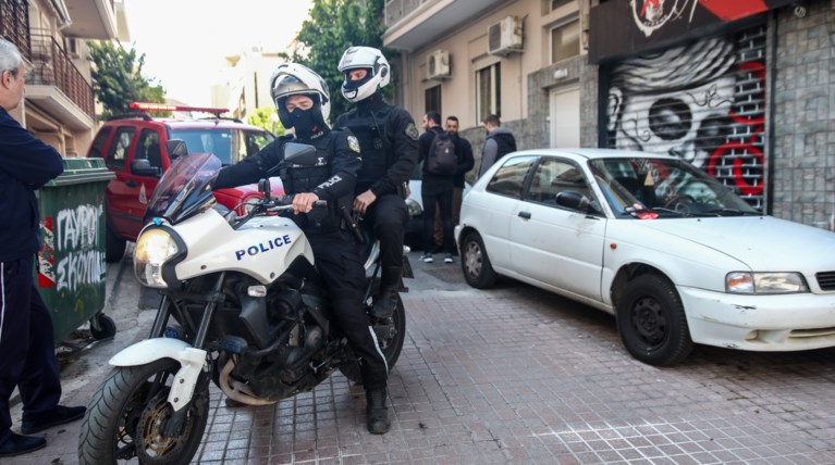 Grabiti dhe plagosi një grua duke i vjedhur çantën, pranga 36-vjeçarit shqiptar në Greqi