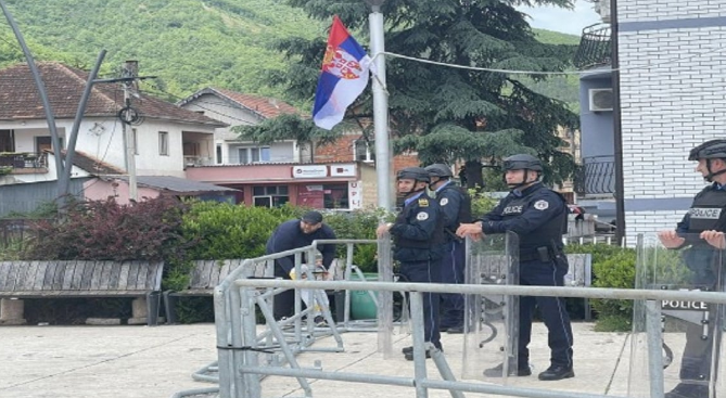 Protestat në veri të Kosovës, policia: Rreth 70-80 serbë sulmuan me armë zjarri, gurë e tulla betoni