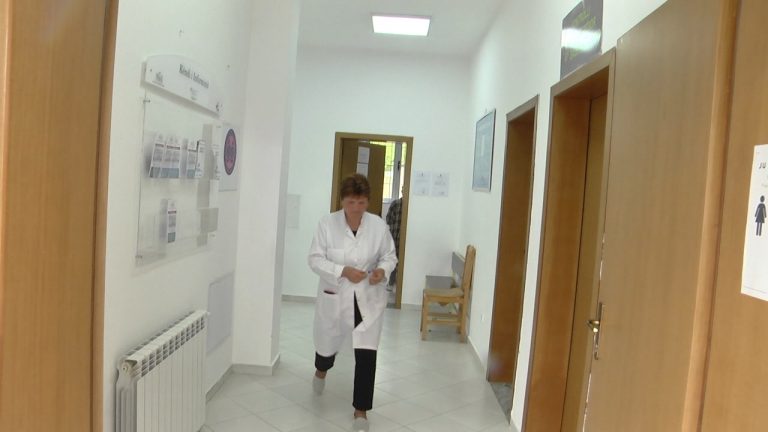 Mbi 50 qytetarë nga Bulqiza përfundojnë në spital, dyshohet se janë helmuar nga uji
