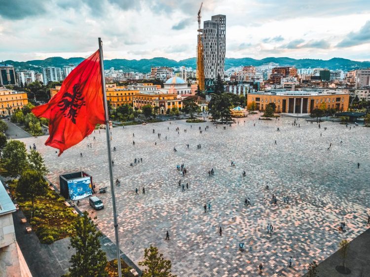 Tirana, i vetmi qark që vijon të mbipopullohet