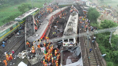 INDI – Rreth 300 viktima pas përplasjes së tre trenave