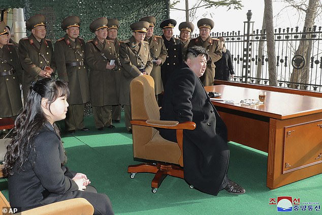 Diktatori i Koresë së Veriut mbikëqyr lëshimin e raketës në praninë e vajzës së vogël