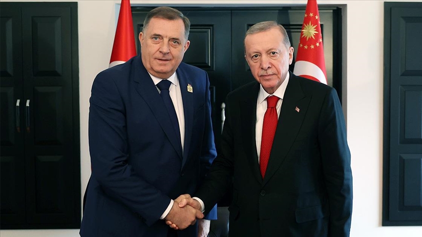 Presidenti Erdoğan takon Milorad Dodikun në margjinat e Forumit të Diplomacisë në Antalya