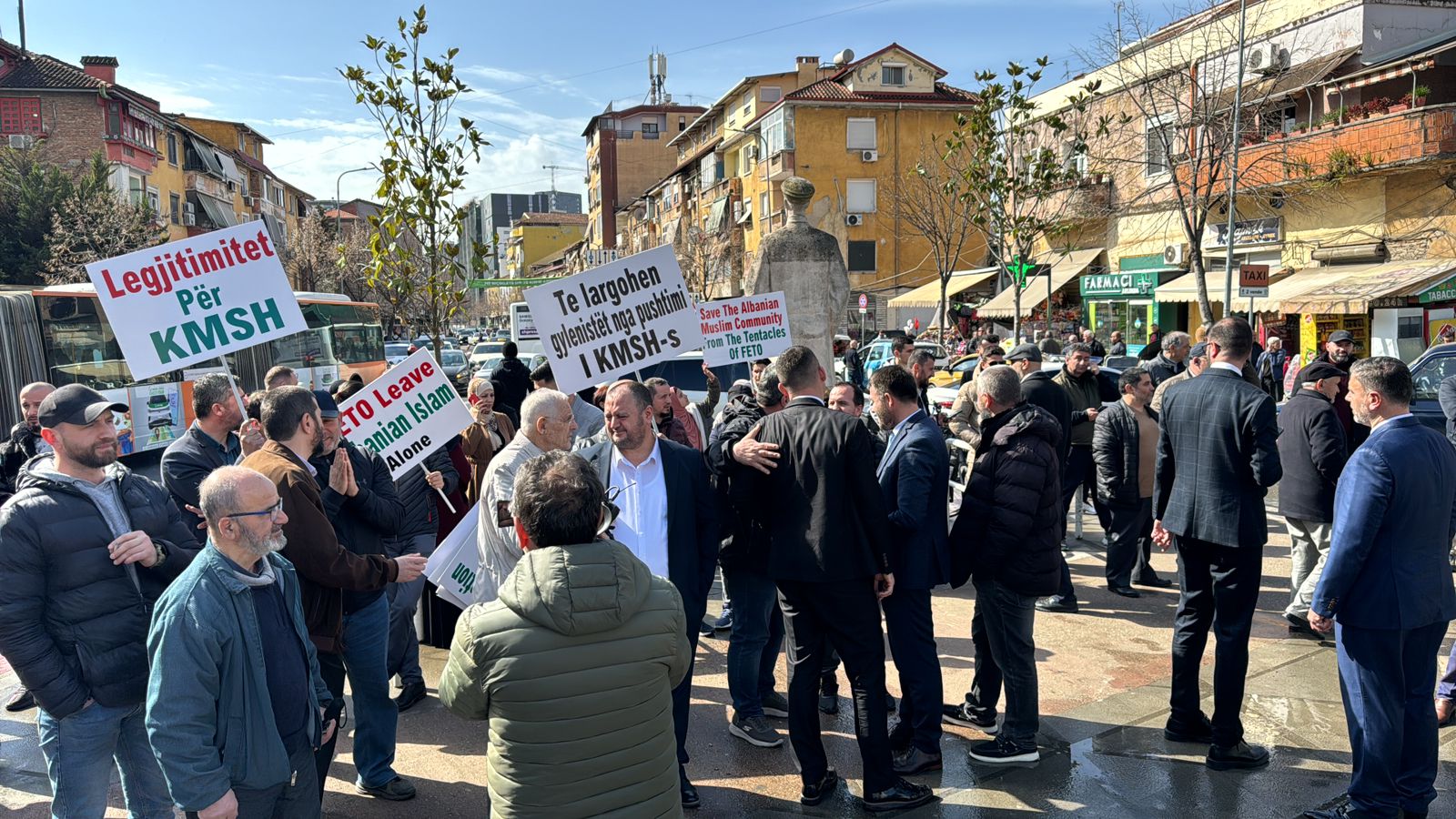 Protestë kundër influencës gyleniste, dhjetëra besimtarë myslimanë para Medresesë