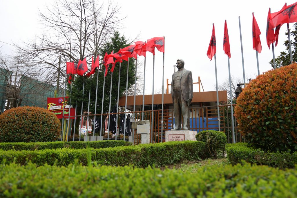 99-vjetori i vrasjes së Luigj Gurakuqit, kurora me lule pranë monumentit në Shkodër
