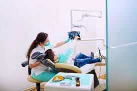 Të miturit, probleme me dhëmbët! Stomatologët: 84% e fëmijëve nën 5 vjeç kanë nevojë për ndërhyrje dentare