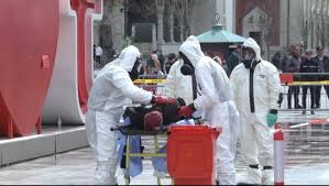 Sulme bërthamore? Tende dekontaminimi e mjekët me maska speciale në sheshin 'Skënderbej' Demonstrimin e ndjekin shumë kureshtarë