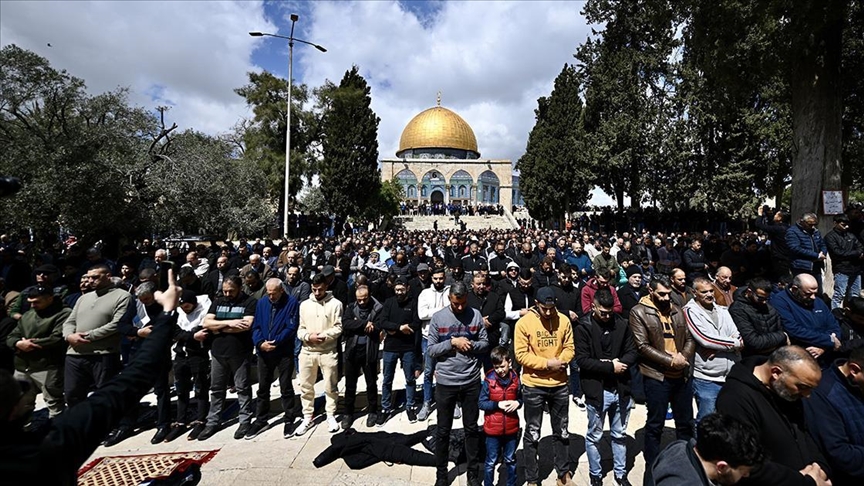 Pavarësisht kufizimeve izraelite, 120 mijë palestinezë falën xhumanë e dytë të Ramazanit në Al-Aksa