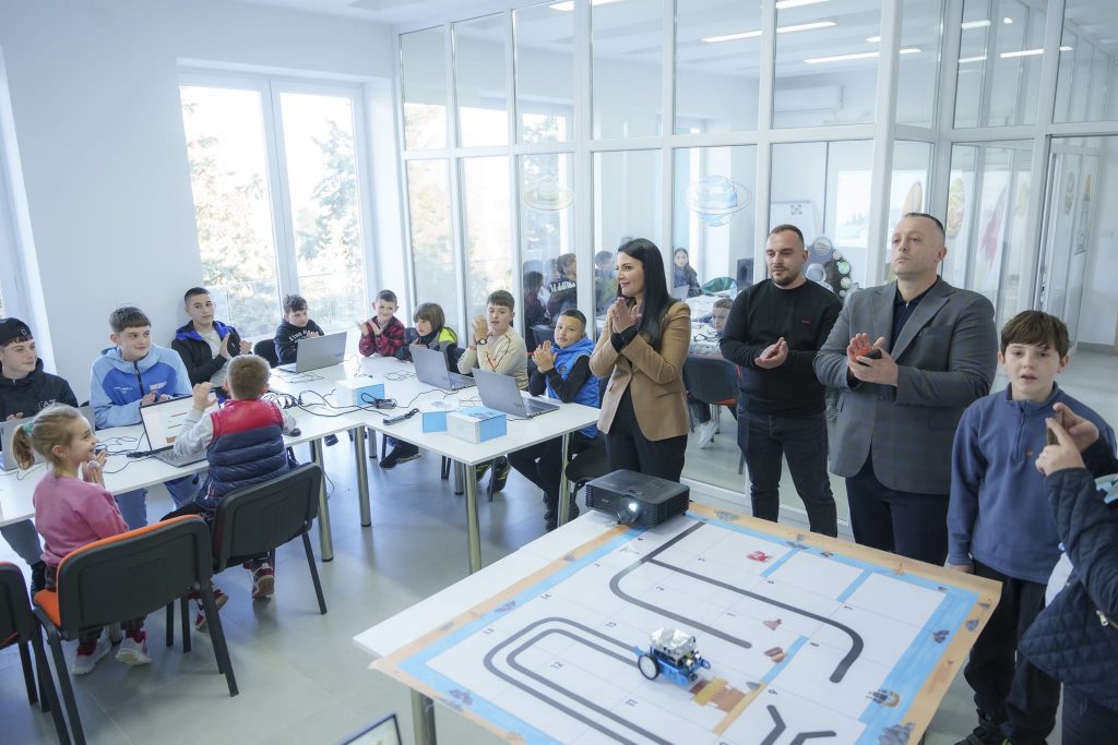Qendër inovacioni ICT në Mat, Balluku: 80 fëmijë ndjekin trajnimet në 3D Design, Kodim dhe Robotikë