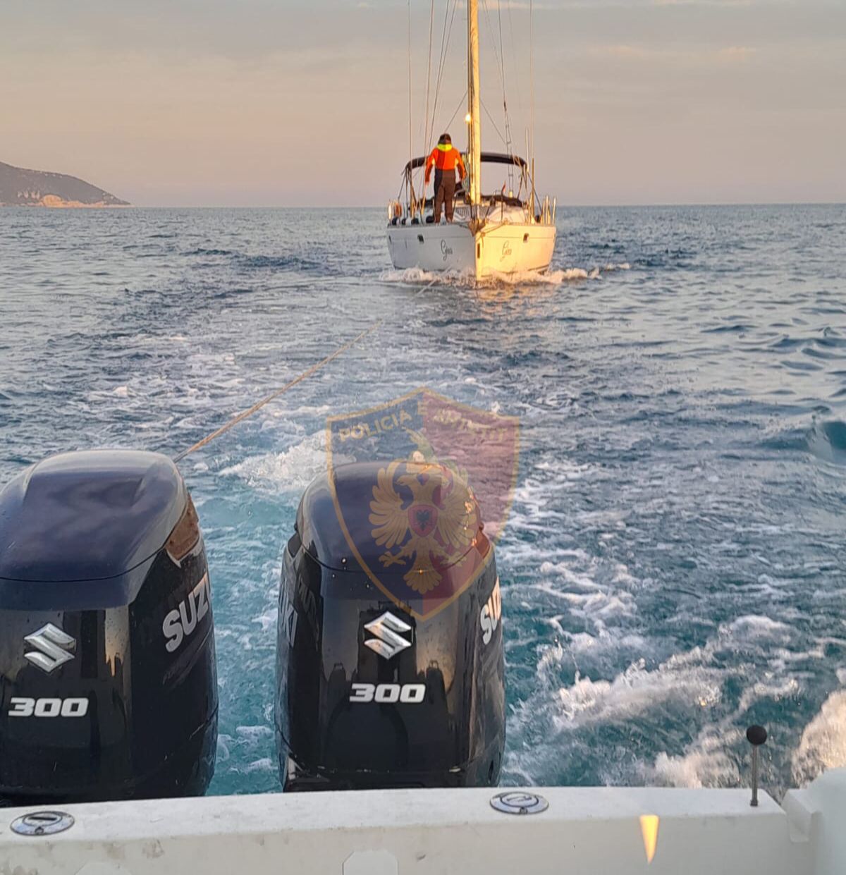 Ishin nisur nga Kroacia, veliera me tre turistë ngec në Seman, shpëtohen nga policia e Vlorës